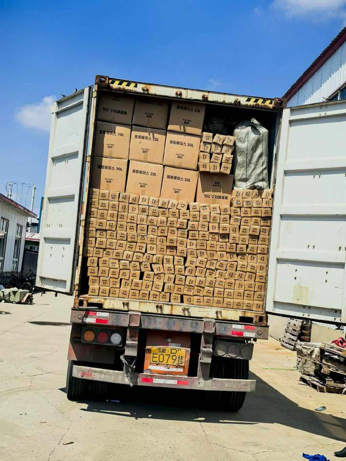 VESTA Loads 10,000 Double-Layer Beach Umbrellas for South Korea
